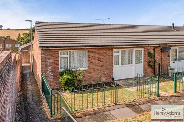 2 Bedroom Terraced Bungalow For Sale In First Avenue, Catherington, PO8