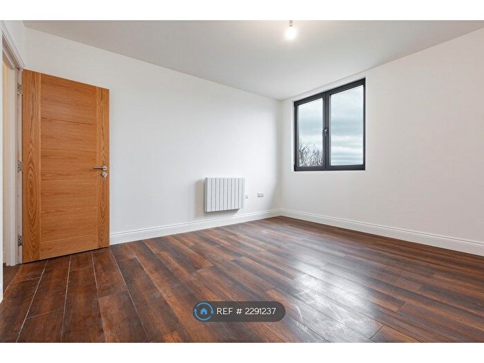 2 Bedroom Flat To Rent In Farnsby Street, Swindon, SN1