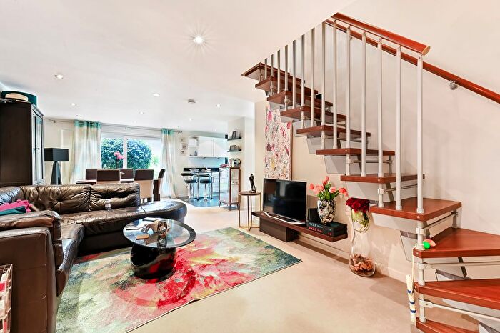 2 Bedroom Flat To Rent In St Stephens Gardens, Putney, London, SW15