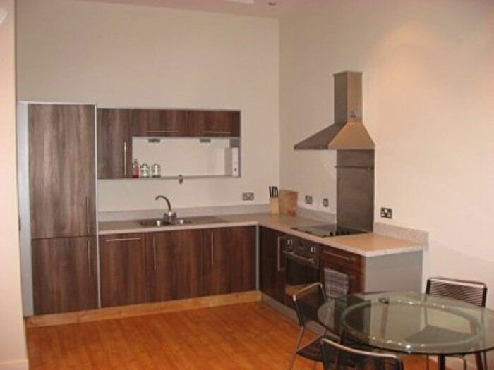 2 Bedroom Flat To Rent In Travellers Court, Bed Apt, L17
