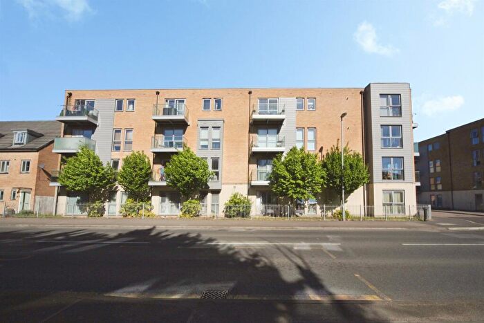2 Bedroom Flat For Sale In Holly Acre, Dunstable, LU5