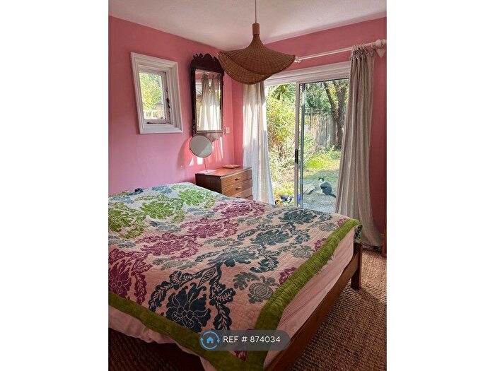 2 Bedroom Flat To Rent In Kestrel Avenue, London, SE24