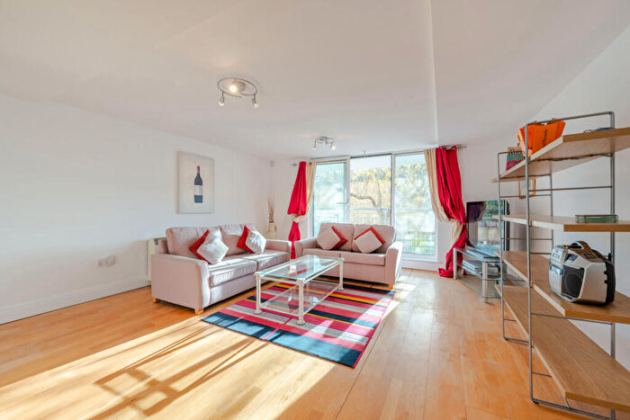 2 Bedroom Flat For Sale In Vineyard Path, Mortlake, SW14