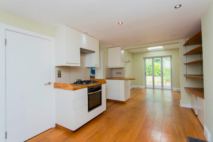 2 Bedroom Flat To Rent In Sibella Road, London, SW4