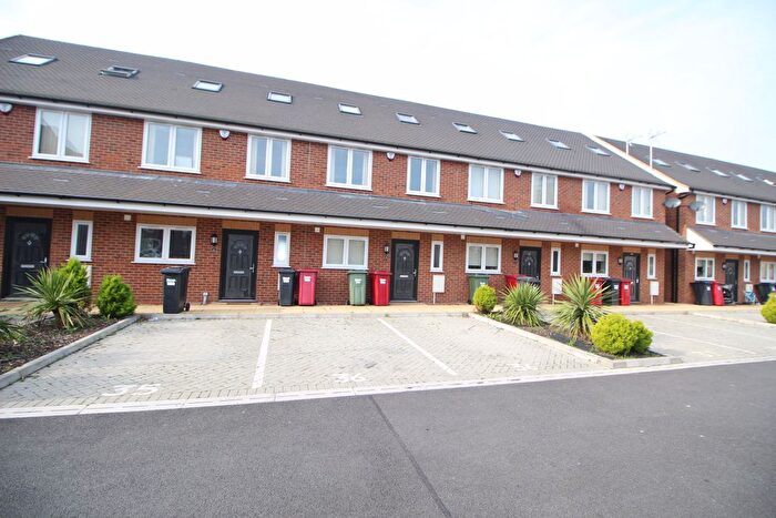 4 Bedroom Terraced House To Rent In Reet Gardens, Slough, Berkshire, SL1