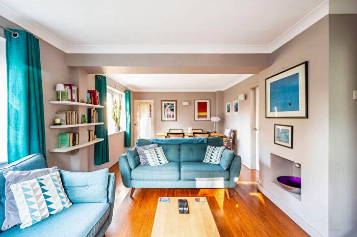 4 Bedroom Detached House For Sale In Sandy Close, Woking, GU22