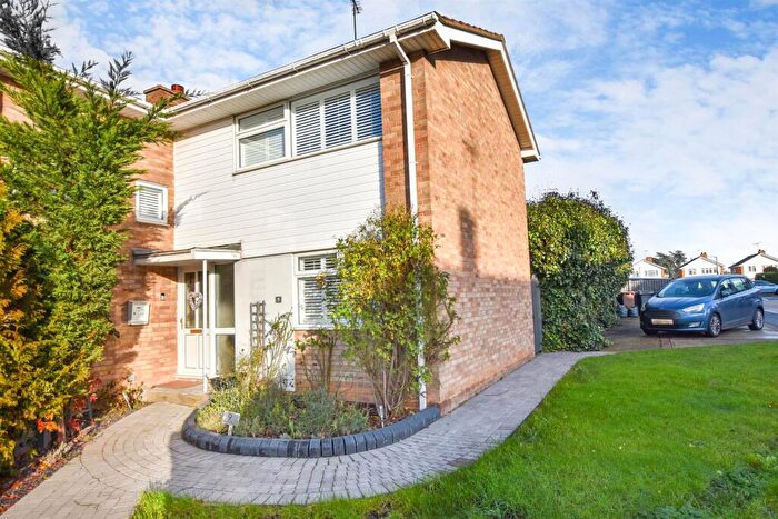 3 Bedroom Semi-Detached House For Sale In Hillcrest Road, Chelmsford, CM3