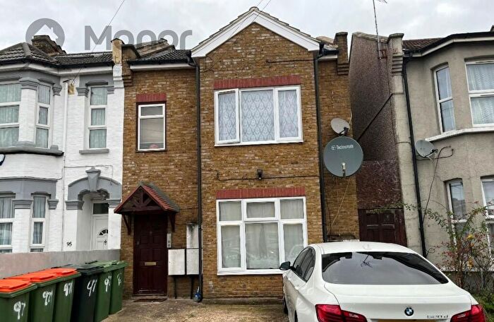 2 Bedroom Flat To Rent In Boleyn Road, Forest Gate, E7