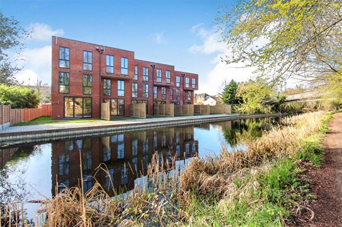 4 Bedroom End Of Terrace House To Rent In Woking, Surrey, GU21