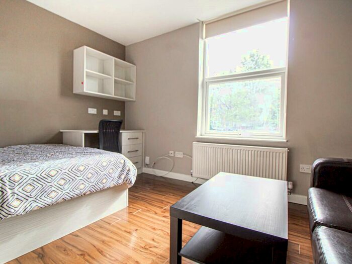 Apartment To Rent In Apt, Belle Vue Road #, LS3