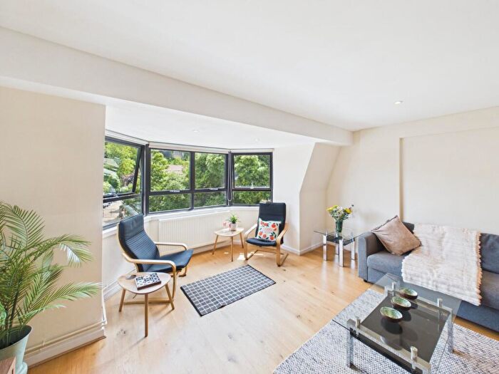 2 Bedroom Apartment To Rent In Farm Yard, Windsor, Berkshire, SL4