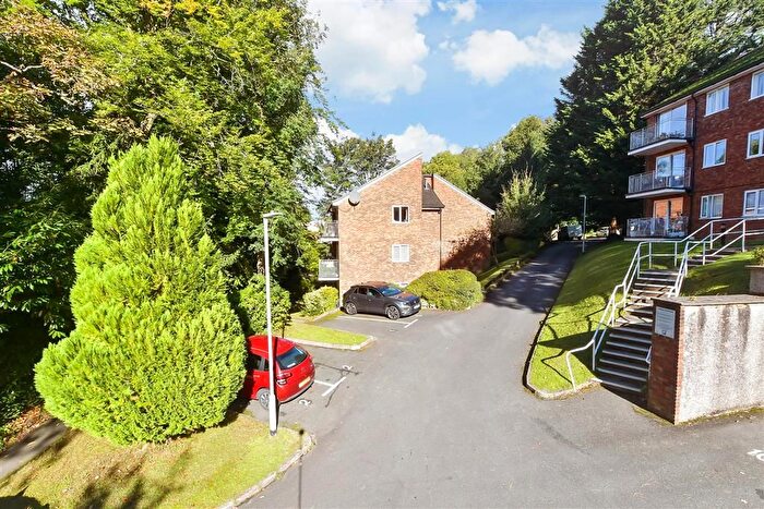 2 Bedroom Flat For Sale In Court Bushes Road, Whyteleafe, Surrey, CR3