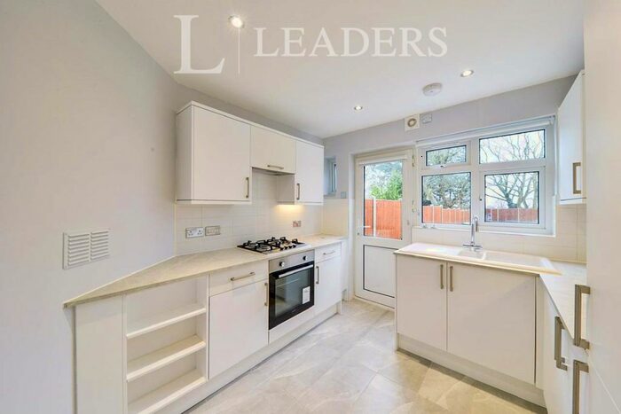 2 Bedroom Flat To Rent In Tavistock Avenue, St.Albans, AL1