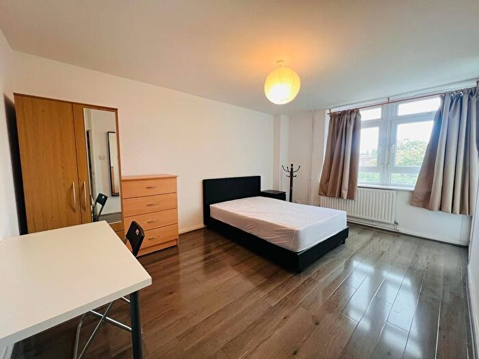 4 Bedroom Maisonette To Rent In Cambridge Heath Road, London, E1