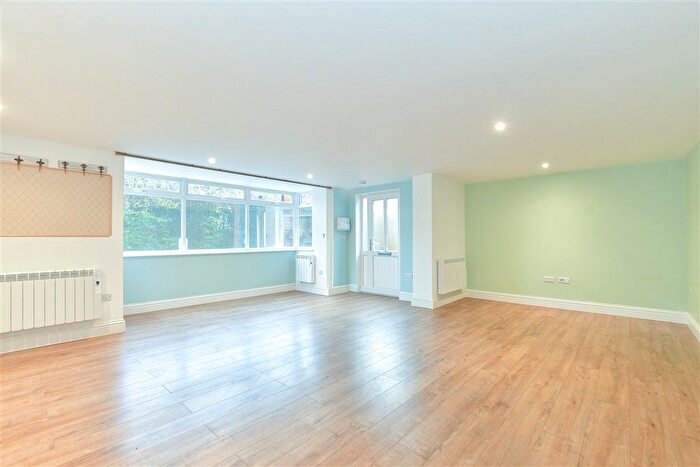 1 Bedroom Flat For Sale In Goldbridge Road, Piltdown, Uckfield, East Sussex, TN22