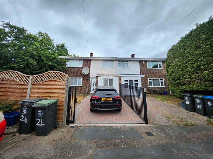 5 Bedroom Semi Detached House For Sale In Clayside, Chigwell, IG7