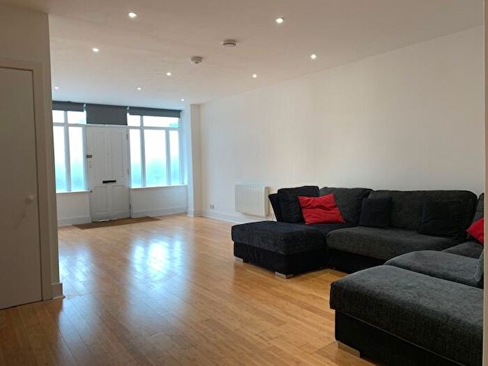 2 Bedroom Flat To Rent In Kingston Road, Wimbledon, SW19