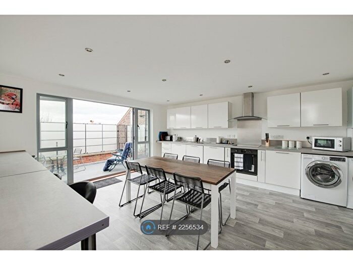 3 Bedroom Flat To Rent In Victoria Road South, Southsea, PO5