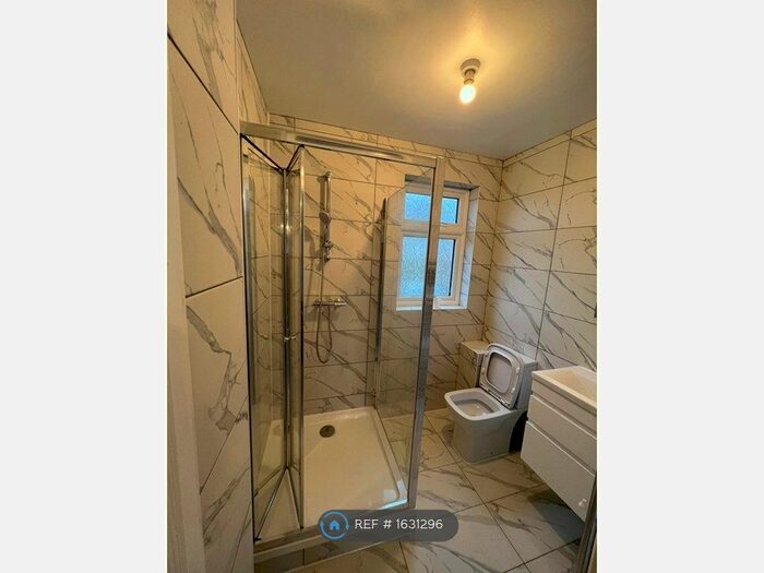 1 Bedroom Flat To Rent In Cannon Hill Lane, London, SW20