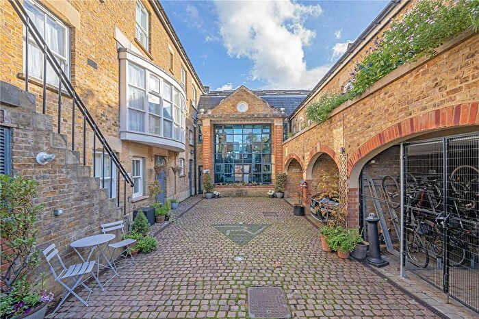 1 Bedroom Flat For Sale In Church Street, Hampton, TW12