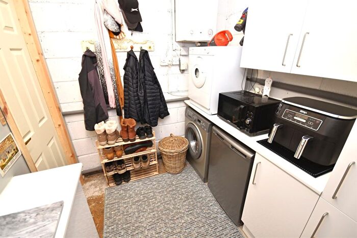 3 Bedroom Detached House For Sale In Mereside Close, Macclesfield, SK10