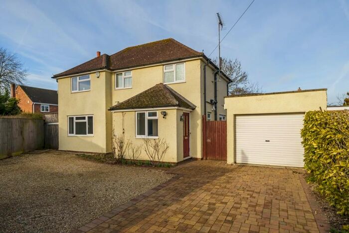 3 Bedroom Detached House To Rent In High Wycombe, Buckinghamshire, HP13