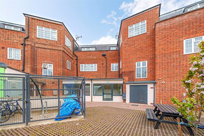 1 Bedroom Flat To Rent In Tulip Court, Malden Manor, KT3