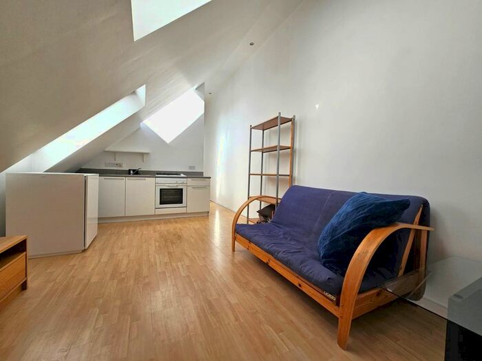 1 Bedroom Flat To Rent In Lampton Avenue, Hounslow, TW3