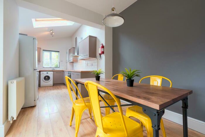 6 Bedroom Terraced House To Rent In Cycle Road, Nottingham, NG7