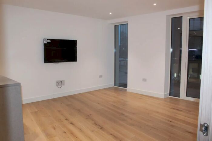 1 Bedroom Flat To Rent In Admiralty House, Vaughan Way, London, E1W