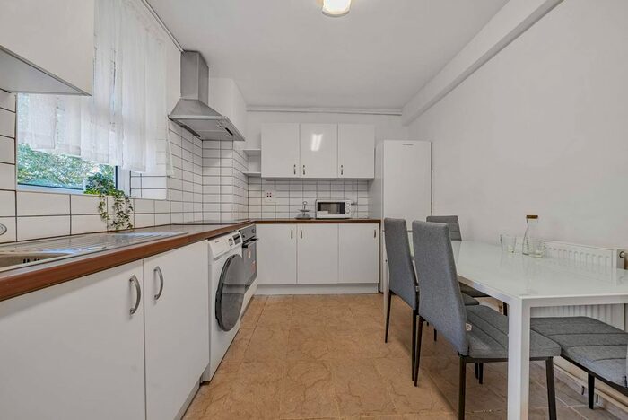 3 Bedroom Flat To Rent In Wandsworth Road, Clapham, London, SW8