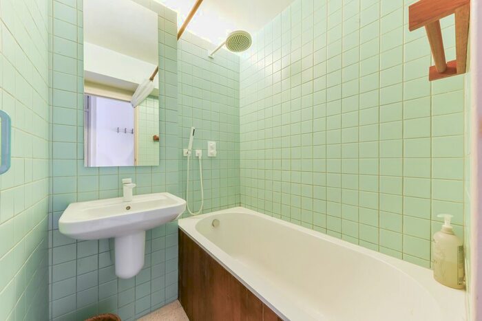 2 Bedroom Flat To Rent In Ethelburga Tower, SW11