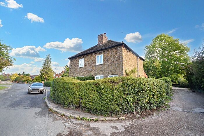 2 Bedroom Cottage To Rent In Chalfont Road, Seer Green, HP9