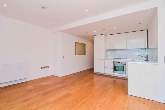 2 Bedroom Flat To Rent In Walworth Road, Elephant And Castle, London, SE1