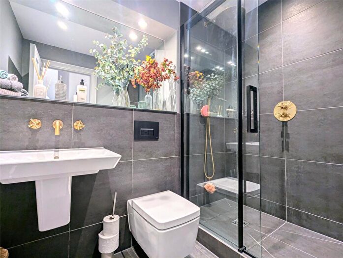 2 Bedroom Apartment To Rent In East Street, Bedminster, Bristol, Somerset, BS3