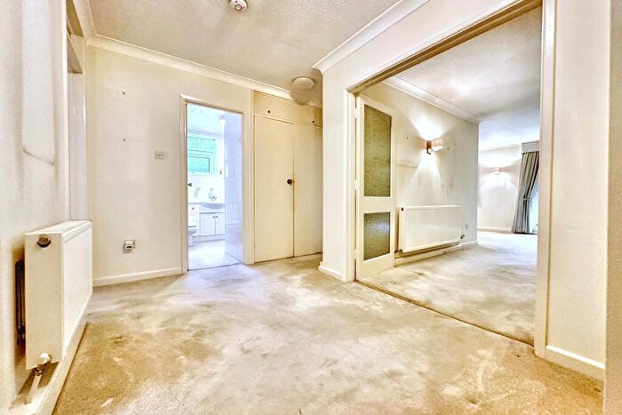 2 Bedroom Flat For Sale In Canford Cliffs, BH13