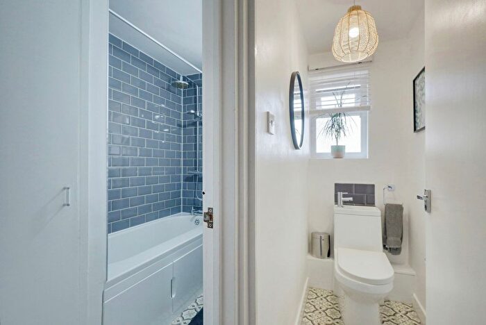 2 Bedroom Flat For Sale In Cavendish Gardens, Westcliff-On-Sea, SS0