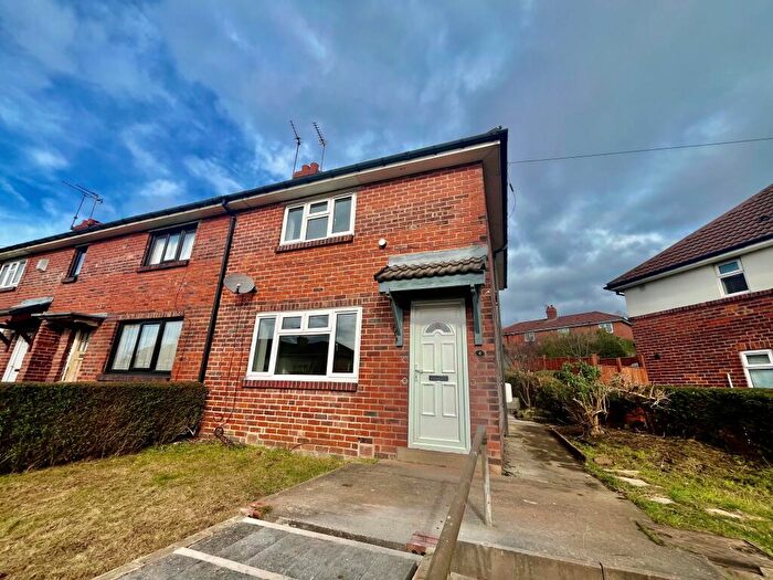 2 Bedroom Semi Detached House To Rent In Greenthorpe Walk, Leeds, LS13