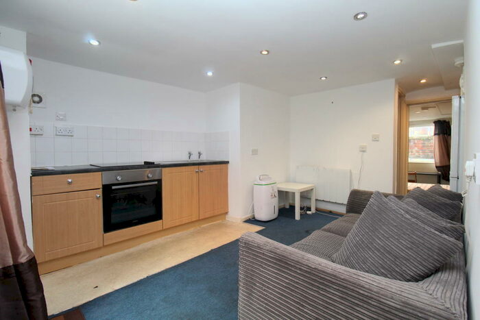 1 Bedroom Apartment To Rent In Hartley Avenue, Woodhouse, LS6