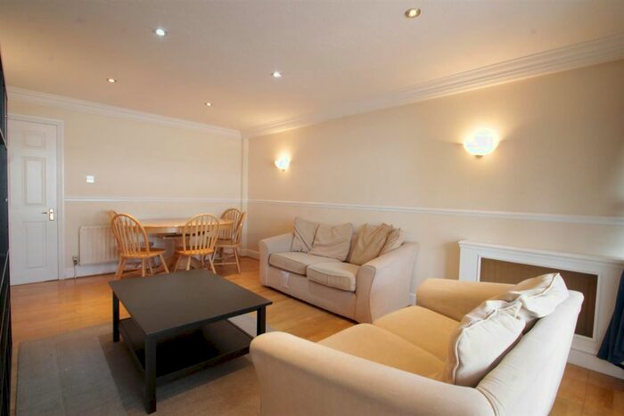 2 Bedroom Flat To Rent In Regents Park Road, London, N3