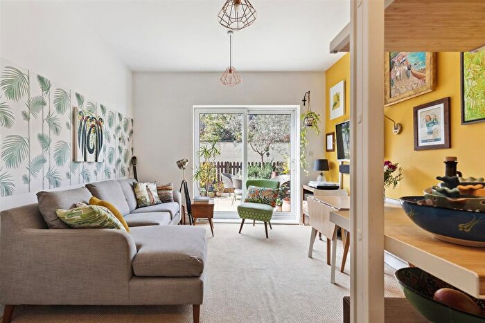 2 Bedroom Flat For Sale In Byton Road, London, SW17