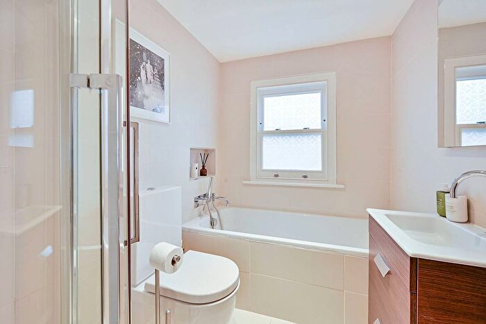 3 Bedroom Flat To Rent In Gunterstone Road, West Kensington, London, W14