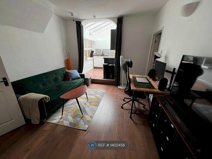 Studio To Rent In Balham High Road, London, SW17