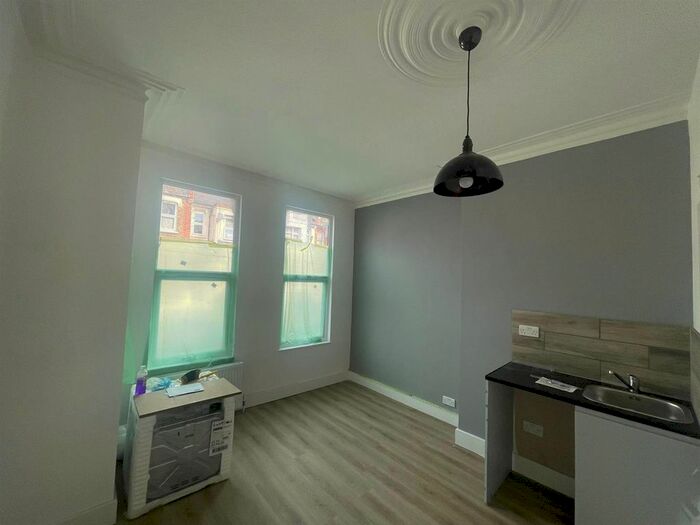 Studio To Rent In Thorpe Road, London, N15
