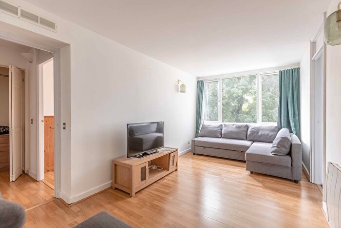 1 Bedroom Flat To Rent In Mountbatten Square, Windsor, SL4