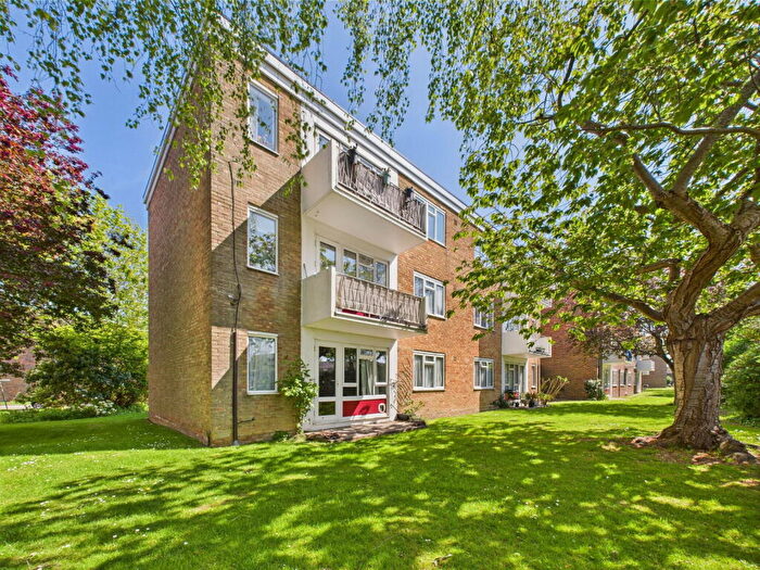 2 Bedroom Flat For Sale In Sunningdale Court, Jupps Lane, Goring-by-Sea, Worthing, BN12