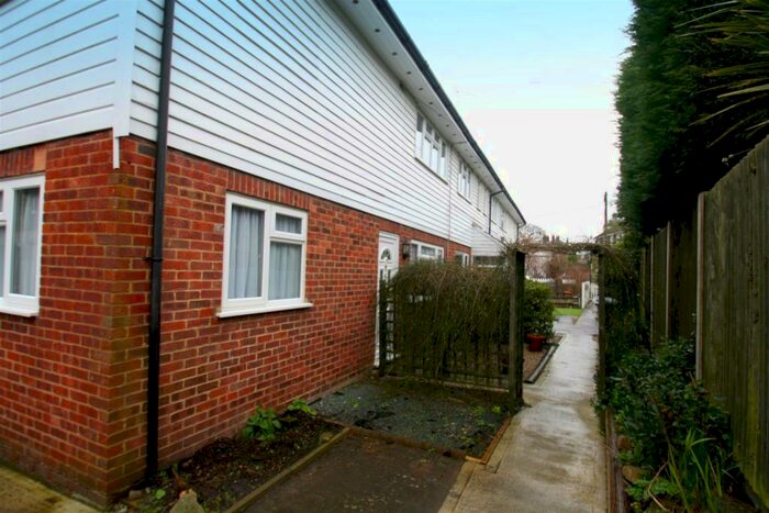 2 Bedroom Flat To Rent In Ryarsh Lane, West Malling, ME19