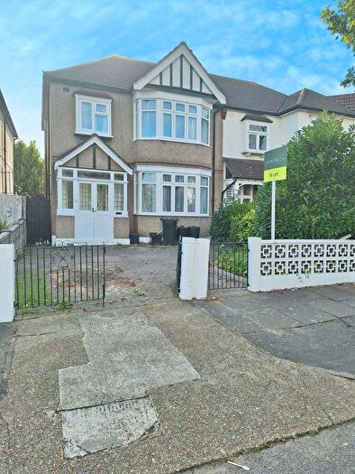 4 Bedroom House To Rent In The Drive Ilford, IG1