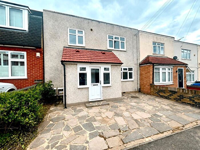 2 Bedroom Flat To Rent In Somerset Gardens, Hornchurch, RM11