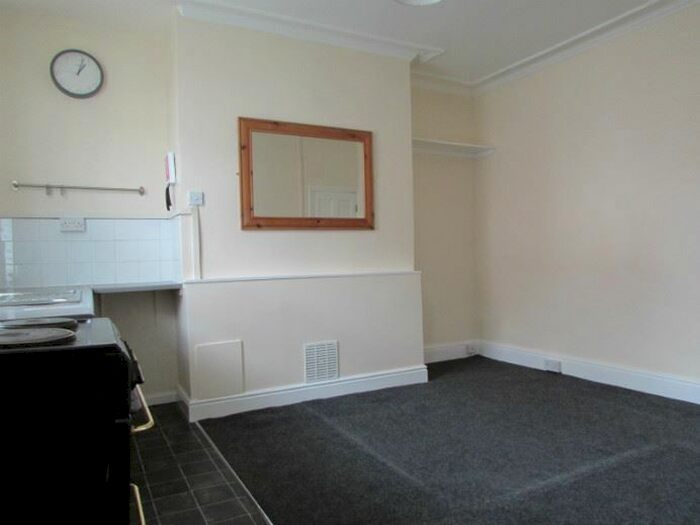 2 Bedroom End Of Terrace House To Rent In Recreation Terrace, Leeds LS11